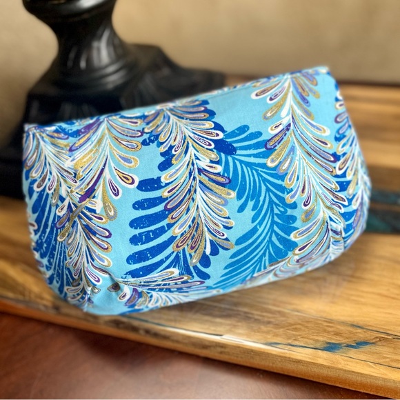 Turquoise purple oil slick letters Print magnetic clasp Clutch Fabric clutch - Picture 3 of 6